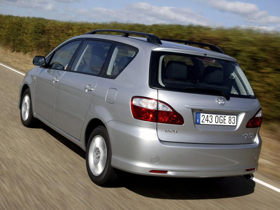 Toyota Avensis Verso 2003 года  (фото 22 из 25)
